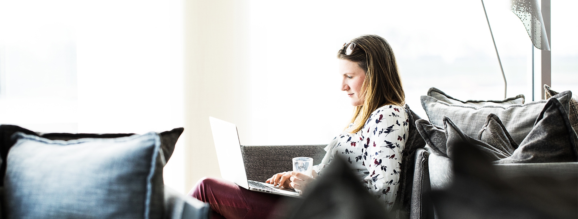 Lisa Boje ist Hotelharmonisiererin und liest auf ihrem Laptop.